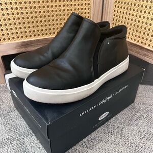 Wanderfull Black Slip-On Sneakers